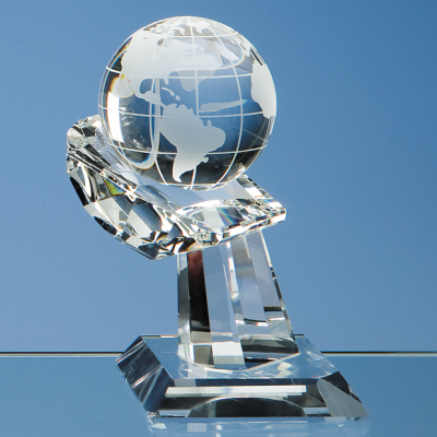 6CM OPTICAL CRYSTAL GLOBE ON MOUNTED HAND AWARD