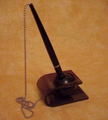 VERSI DESK STAND PEN in Black